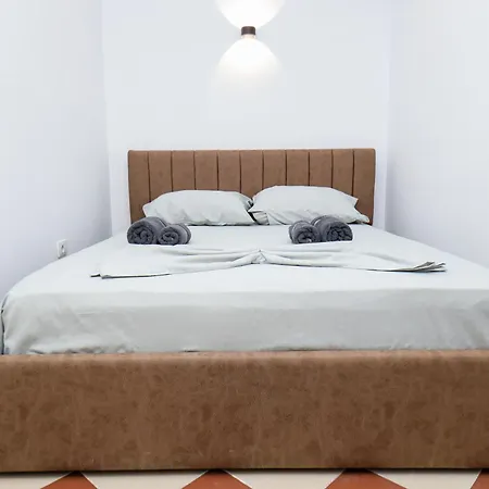 Arbi アパート Vlorë